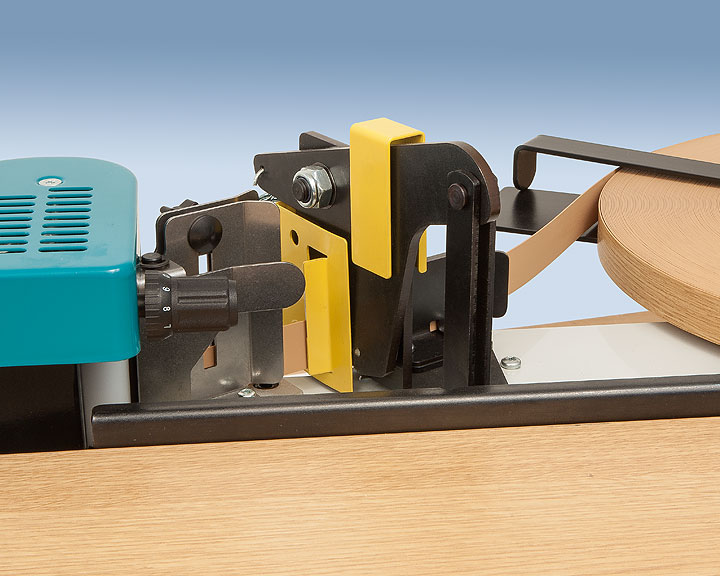 Автоматический торцевой отсекатель кромочного материала с возможностью управления ножной педалью при обработке круглых деталей или деталей с переменным радиусом кривизны.